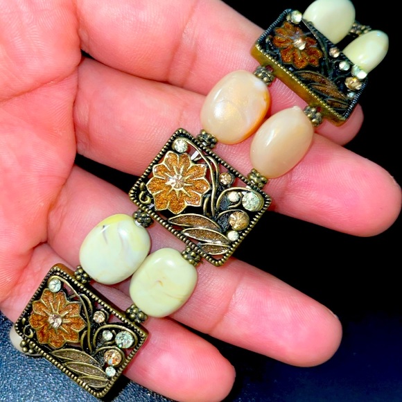 Handmade Jewelry - Pretty Cream Beaded Jeweled Flower Statement Chunky Stretch Bracelet